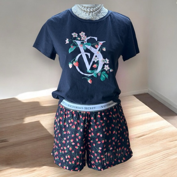 Victoria's Secret Women's‎ Small Pajama Set  Floral Logo Tee & Shorts Strawberry - Picture 5 of 10